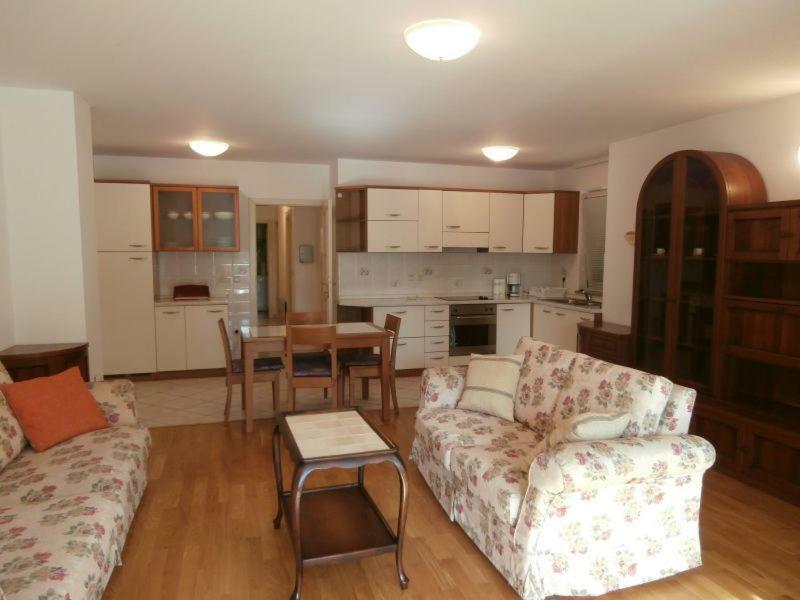 Miki Apartamento Poreč Exterior foto