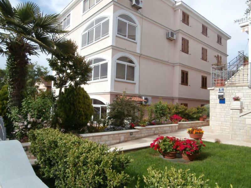 Miki Apartamento Poreč Exterior foto