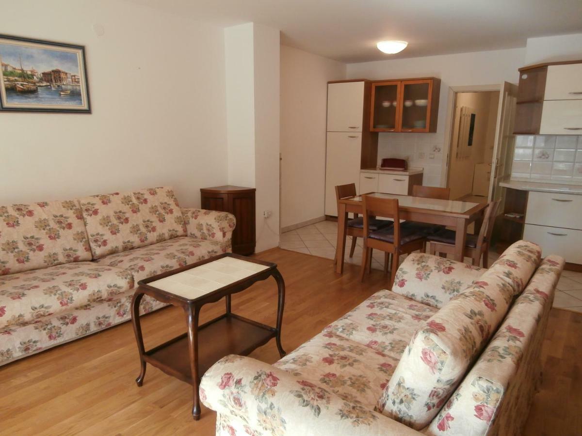 Miki Apartamento Poreč Exterior foto
